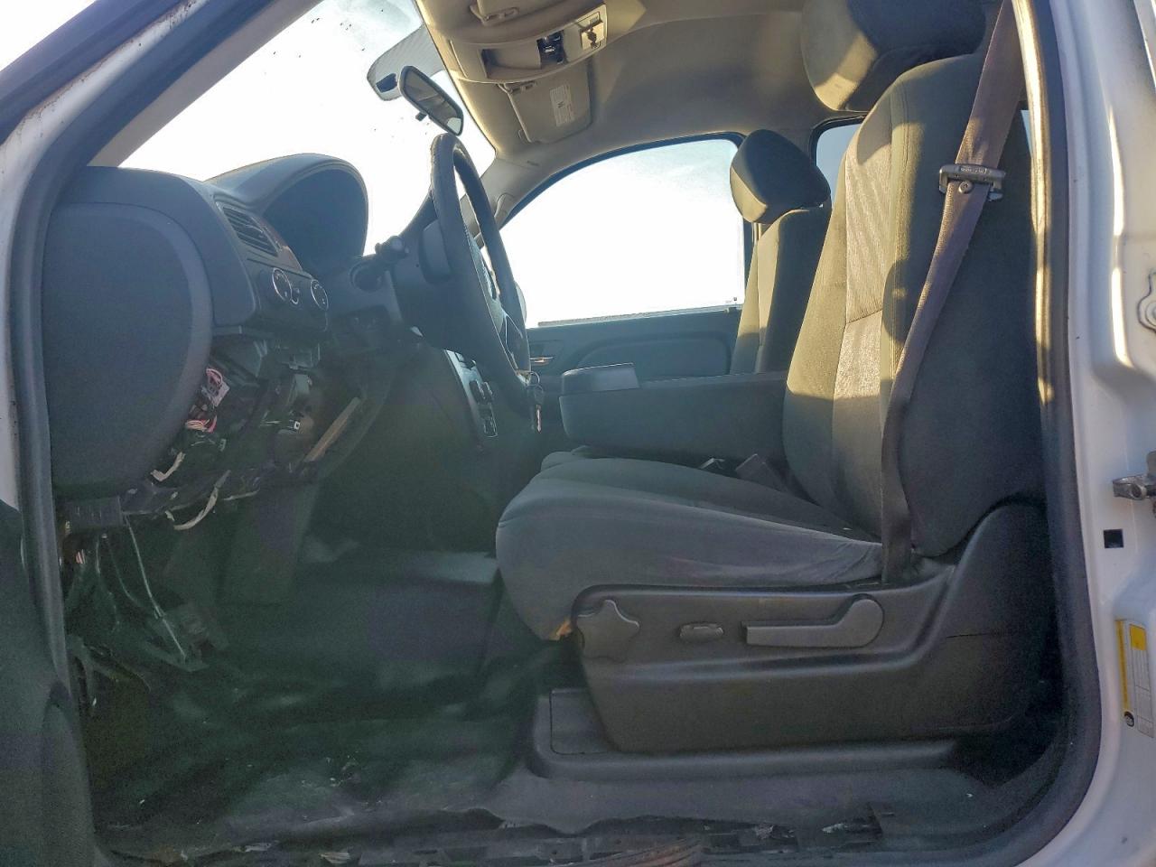 GMC Yukon K2500 Image 7