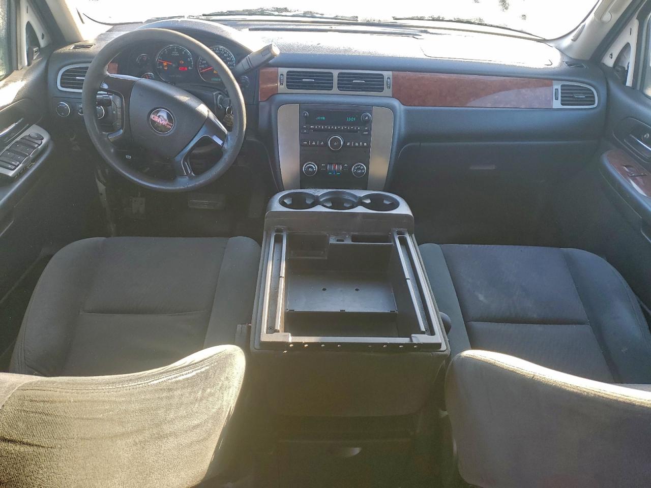 GMC Yukon K2500 Image 10