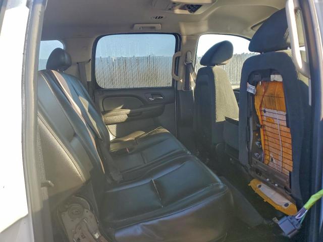 GMC Yukon K2500 Image 6