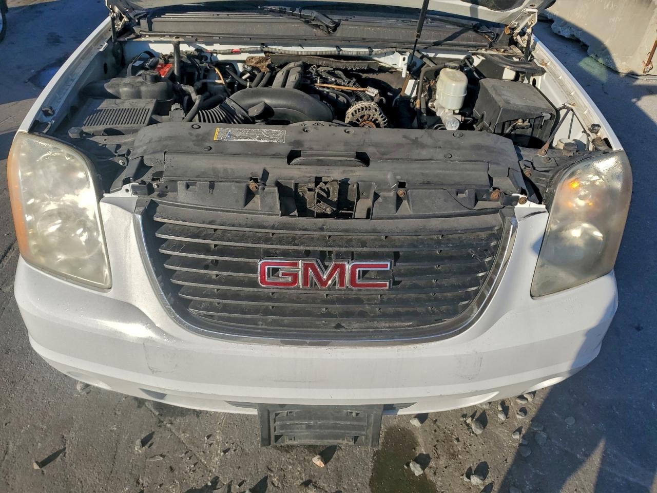 GMC Yukon K2500 Image 12
