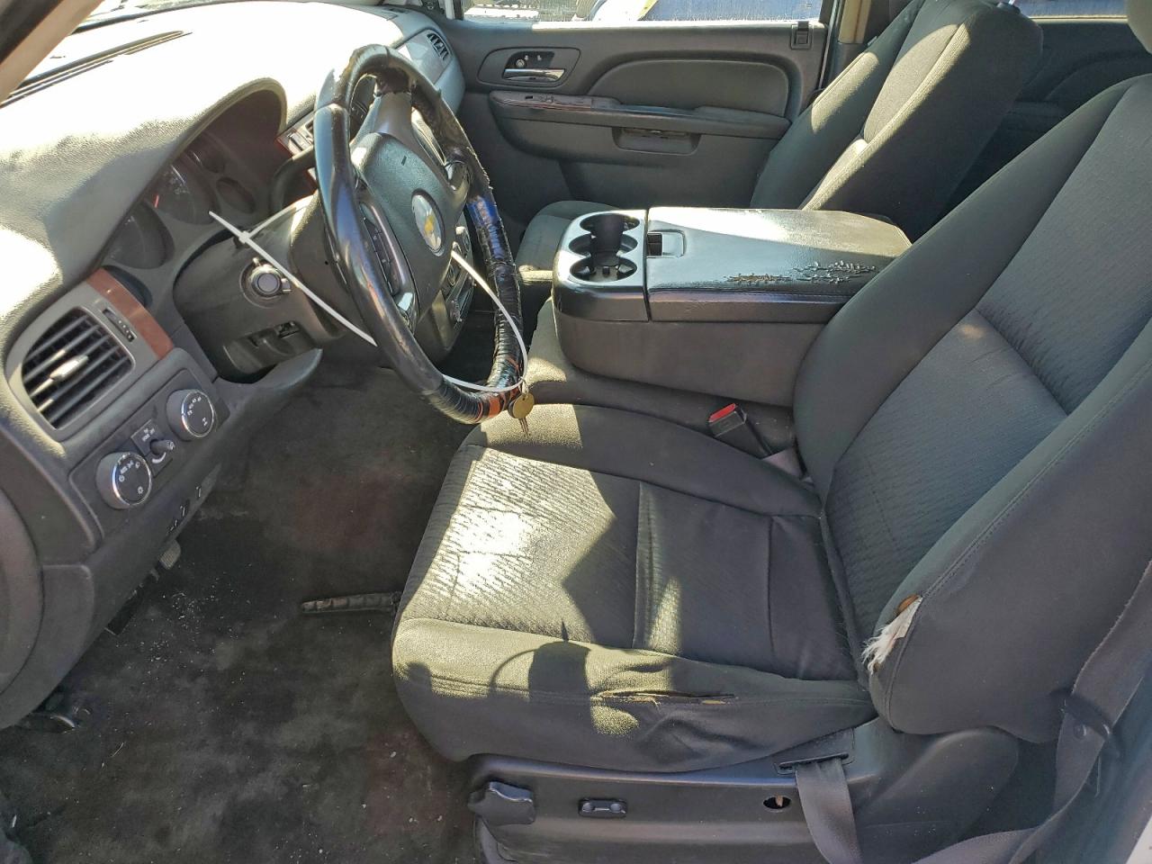 Chevrolet Suburban K2500 Ls Image 14