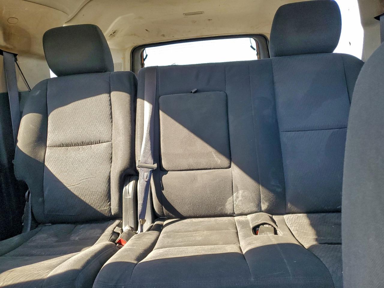 Chevrolet Suburban K2500 Ls Image 2