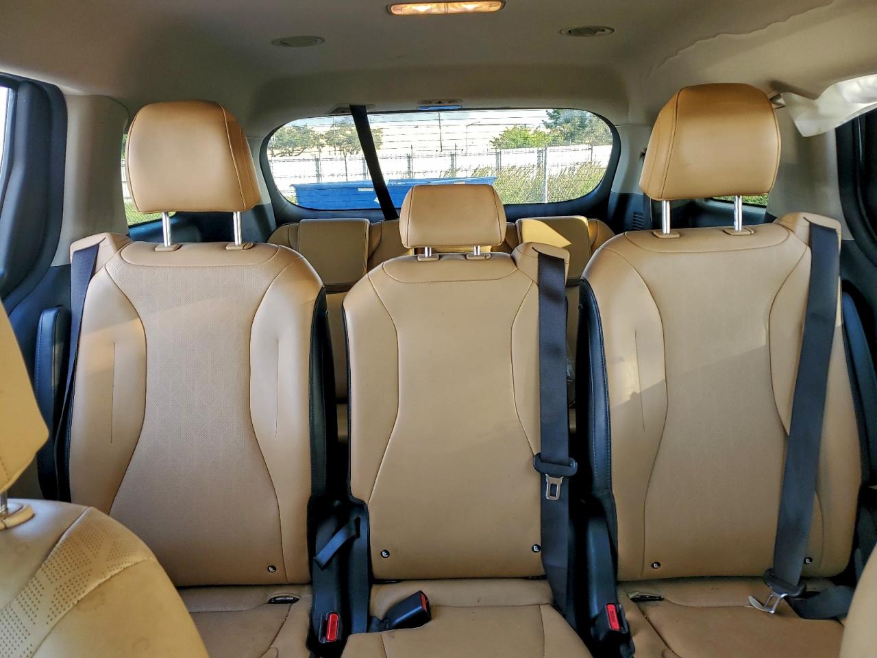 Kia Carnival Lx Image 10