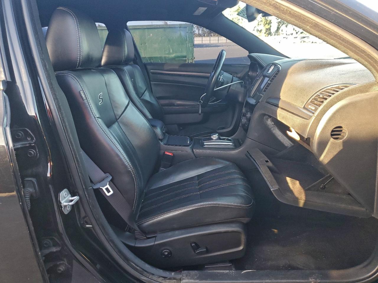 Chrysler 300 S Image 8