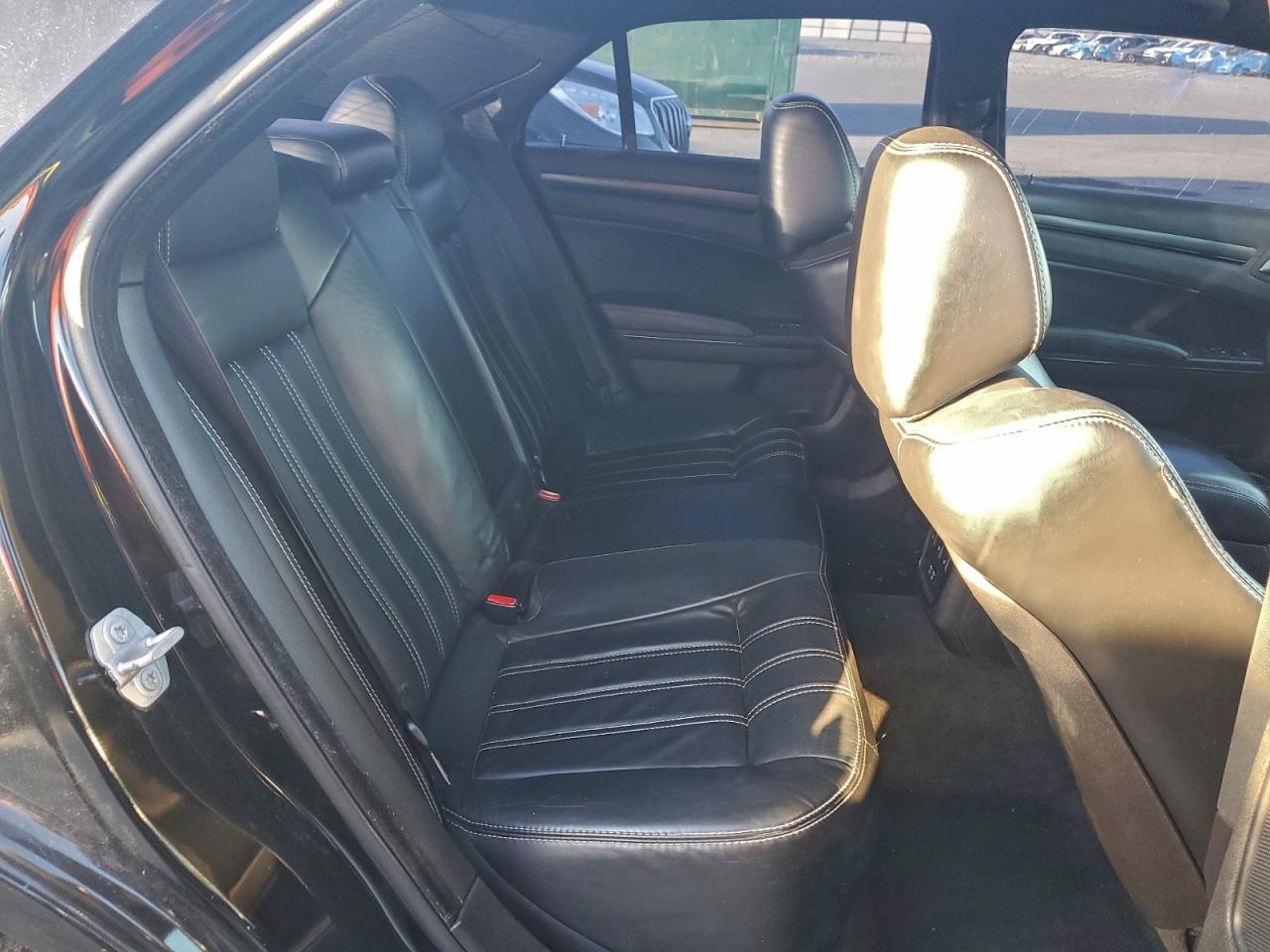 Chrysler 300 S Image 9