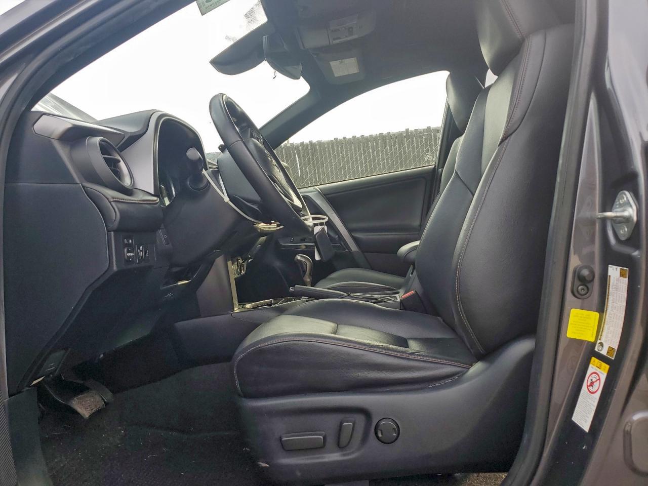 Toyota RAV4 Se Image 6