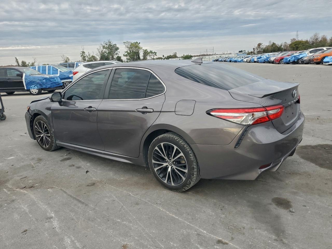 Toyota Camry L Image 2