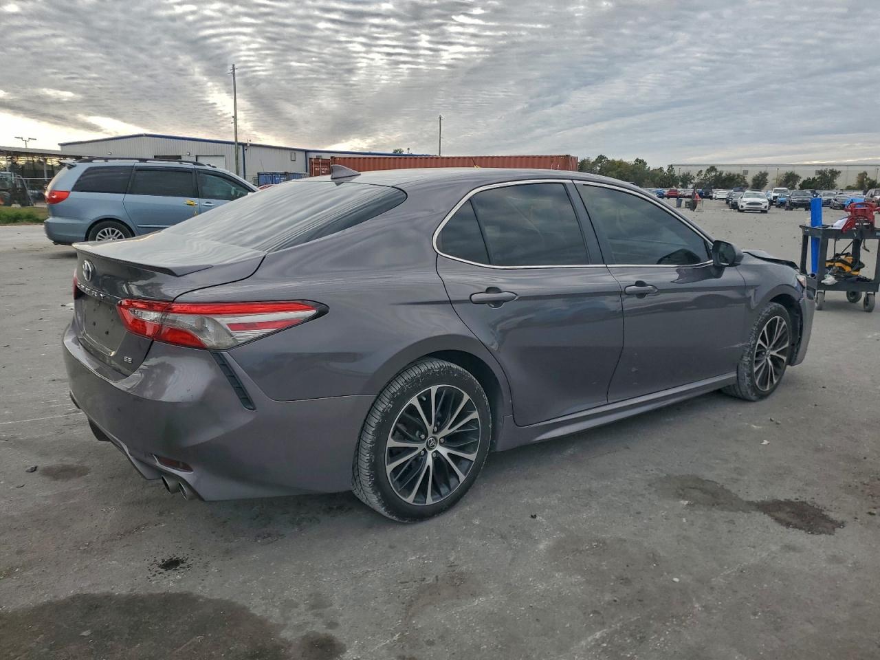 Toyota Camry L Image 3