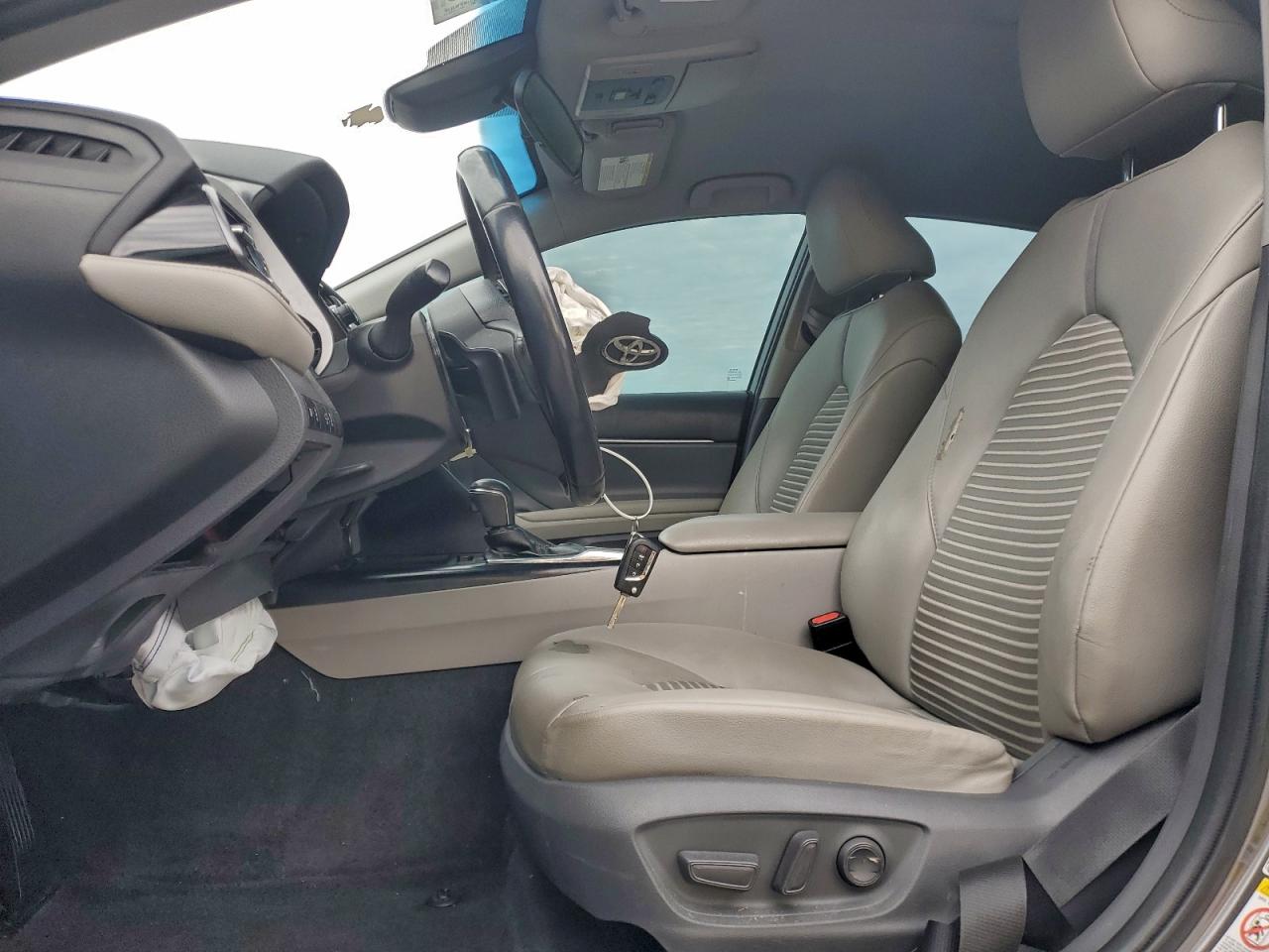 Toyota Camry L Image 9