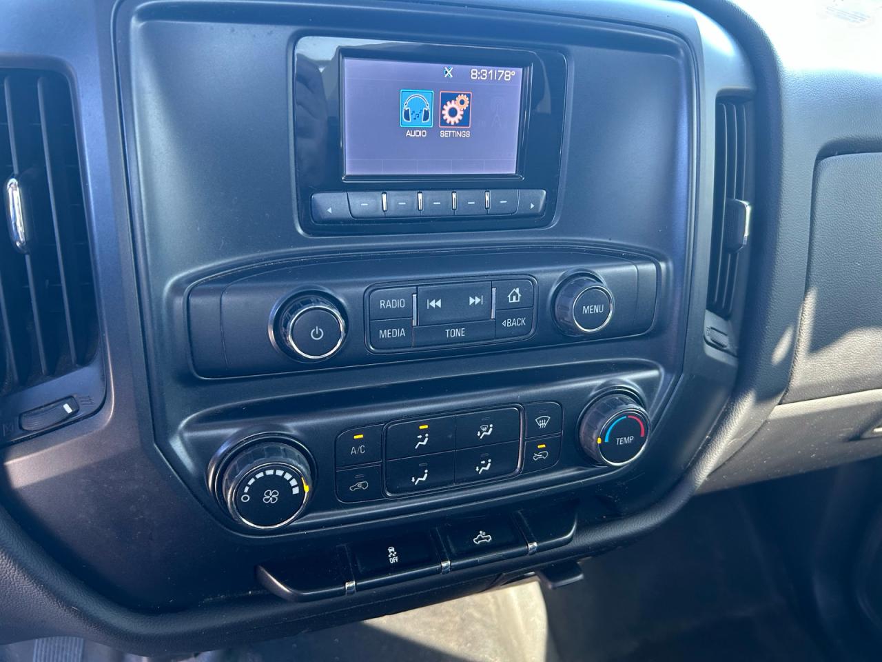 Chevrolet Silverado C1500 Image 2