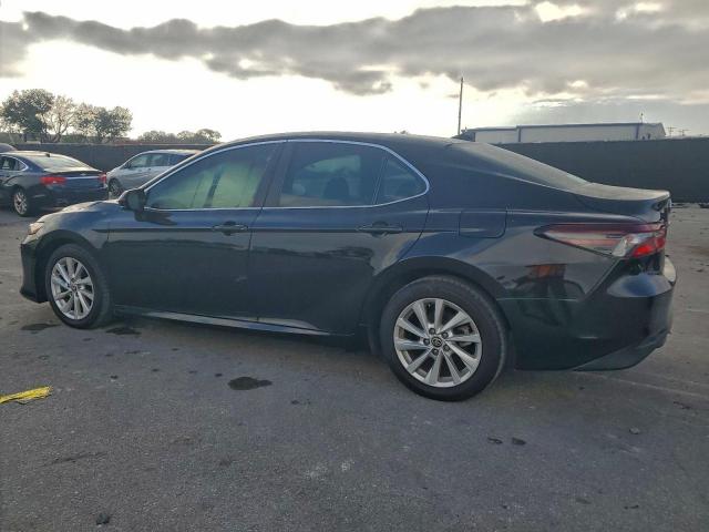 Toyota Camry Le Image 6