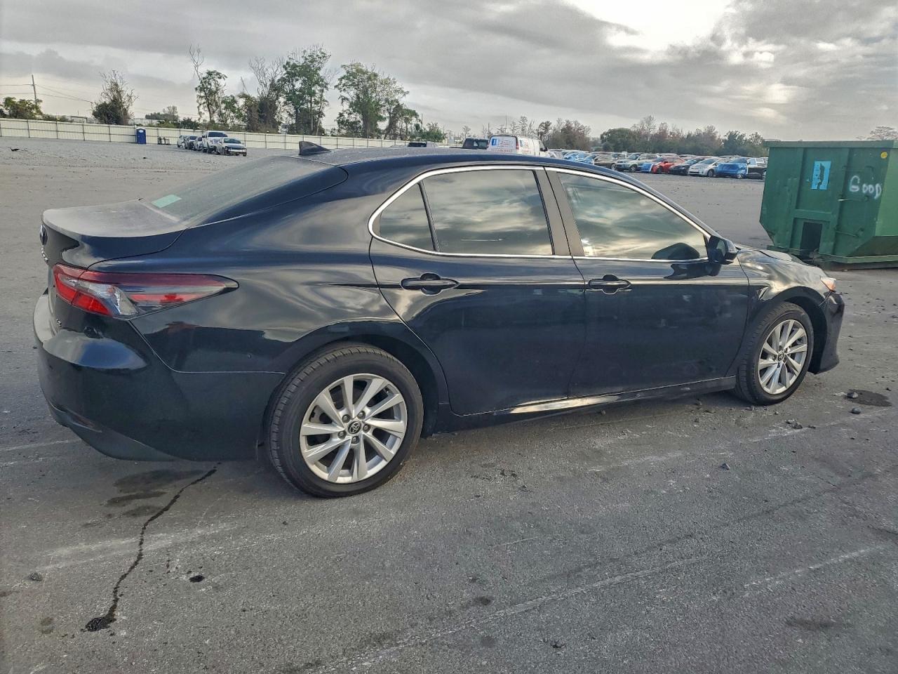 Toyota Camry Le Image 5
