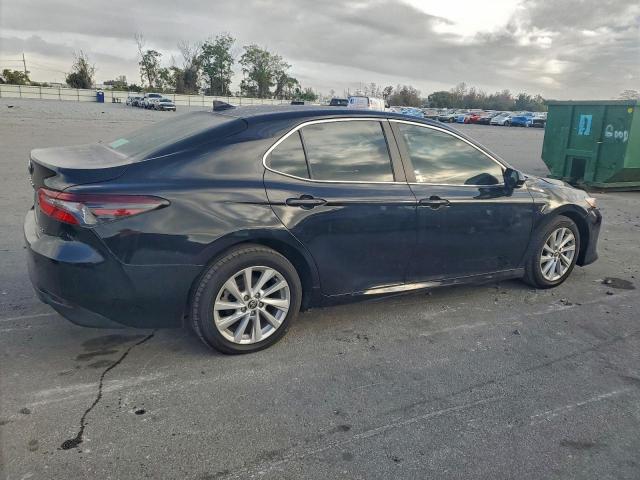 Toyota Camry Le Image 5