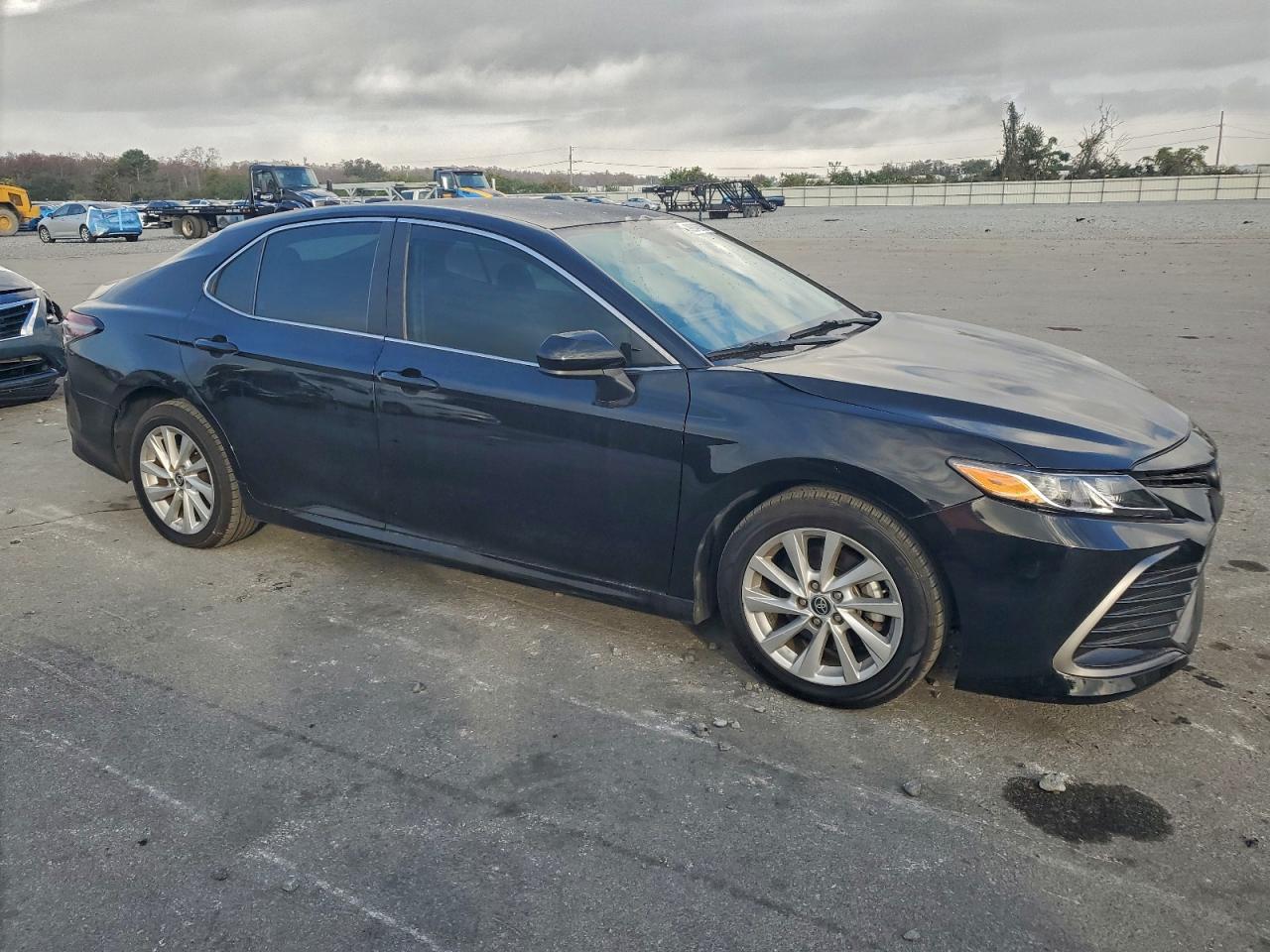 Toyota Camry Le Image 2