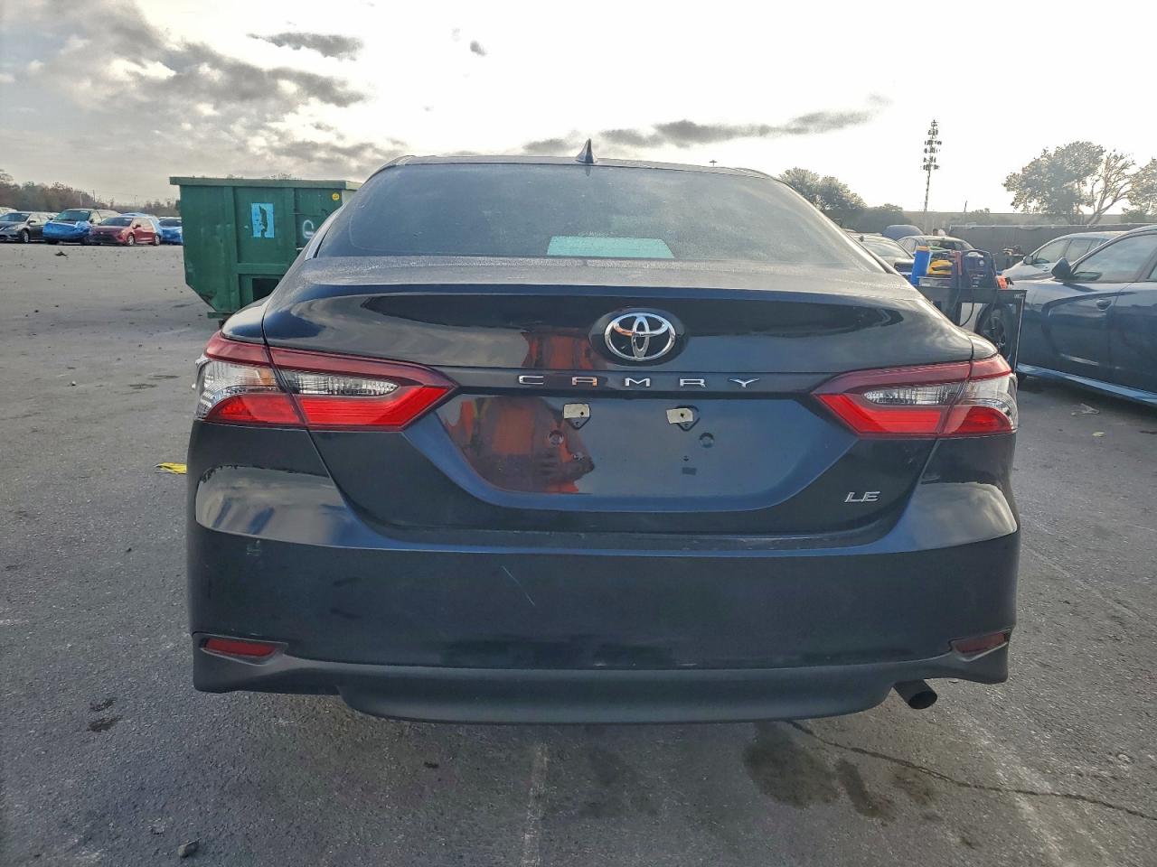 Toyota Camry Le Image 4