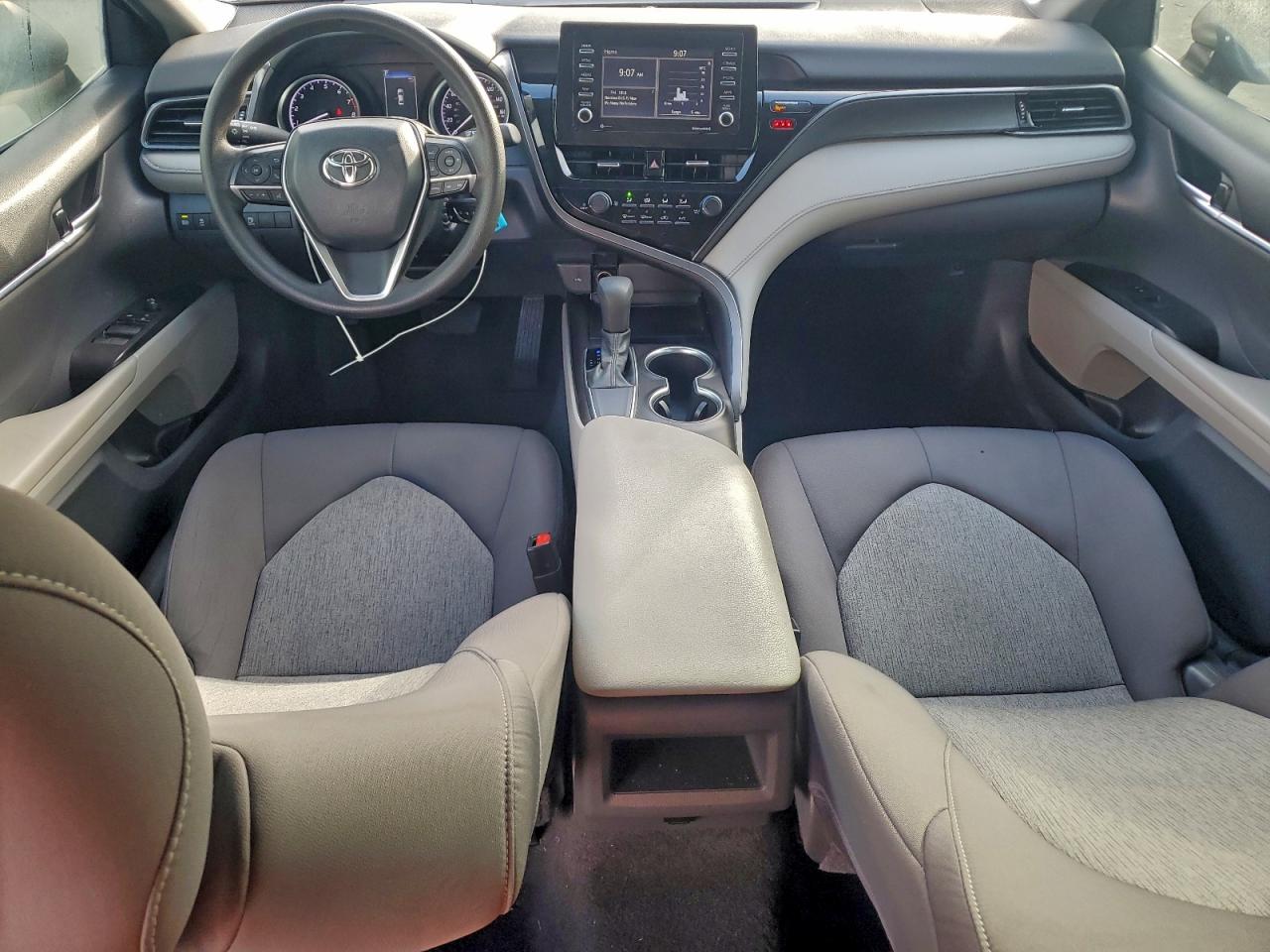 Toyota Camry Le Image 9