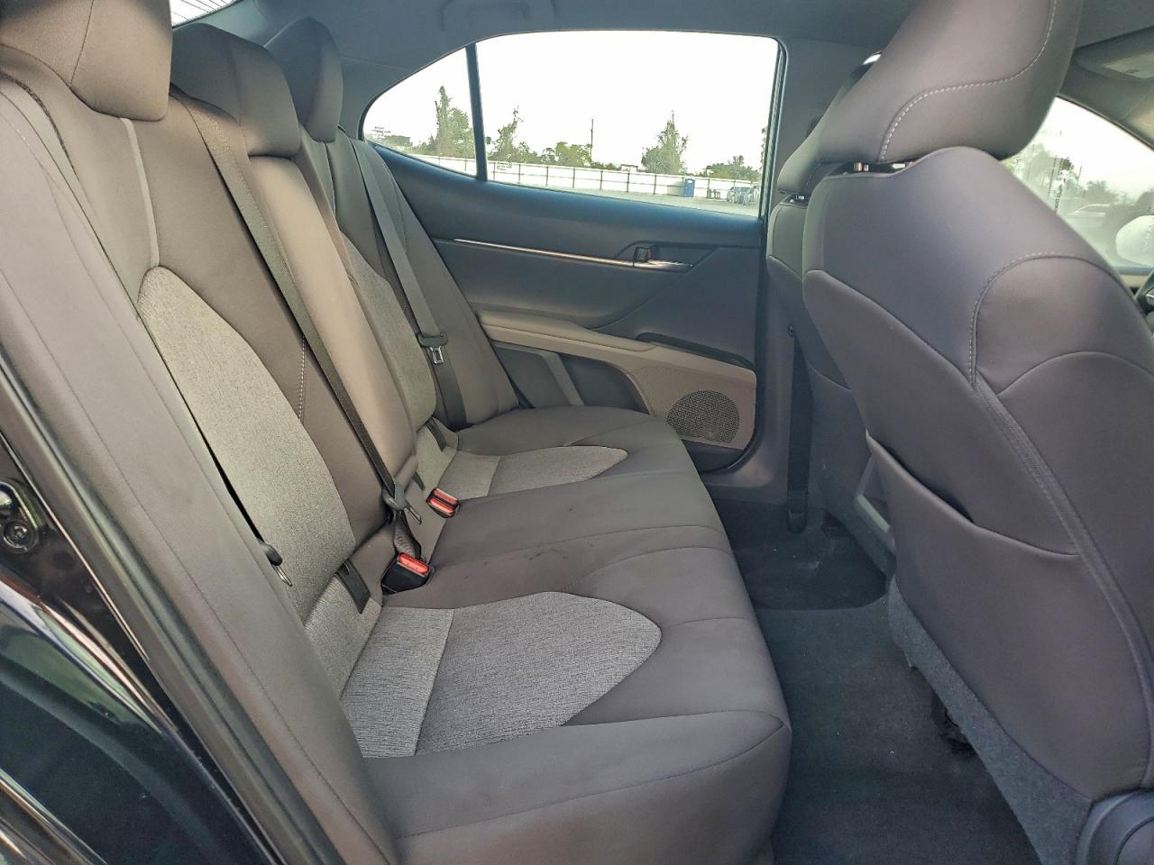 Toyota Camry Le Image 10