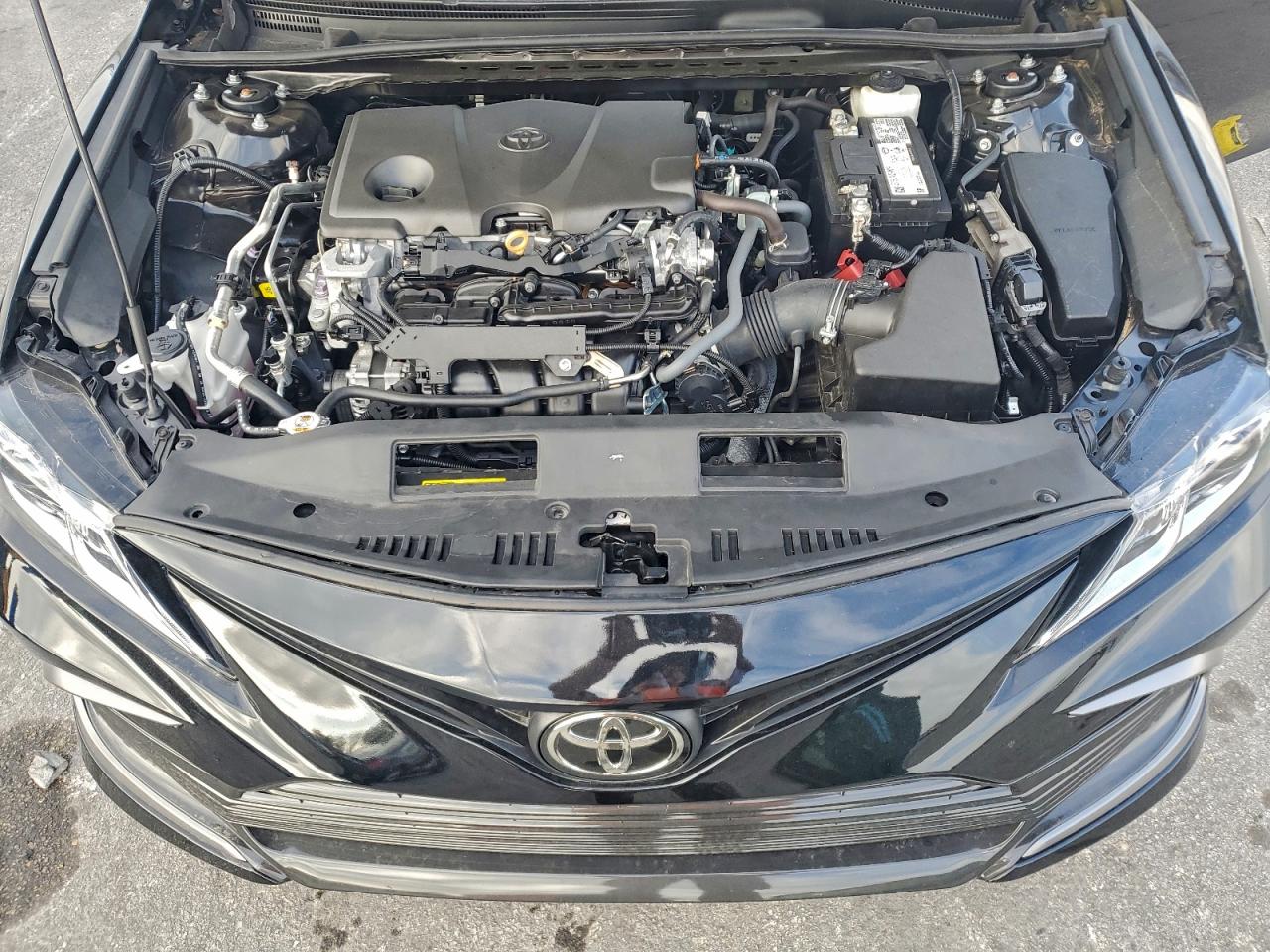 Toyota Camry Le Image 8