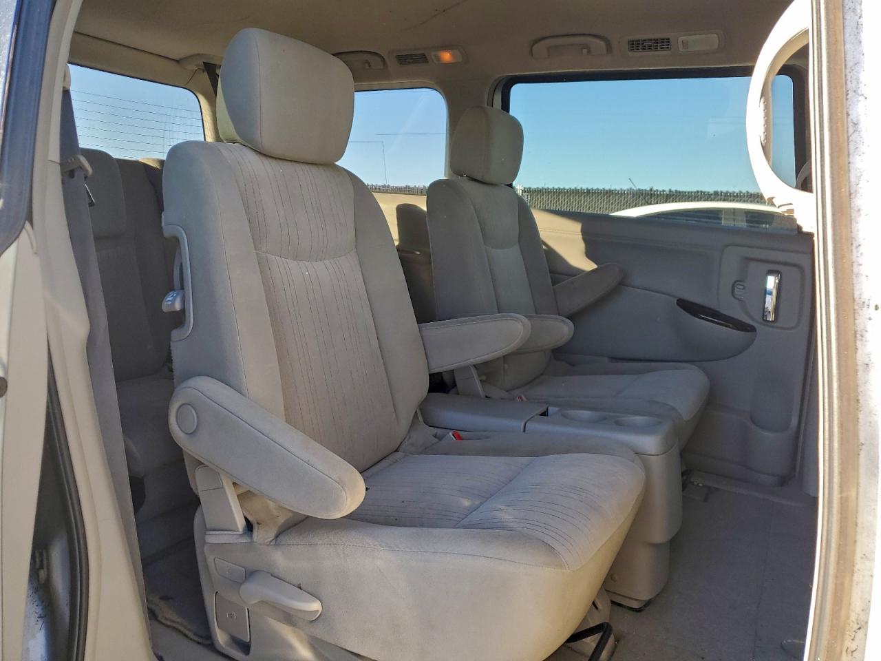 Nissan Quest S Image 6