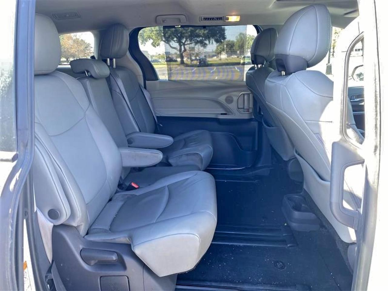 Toyota Sienna Xle Image 9