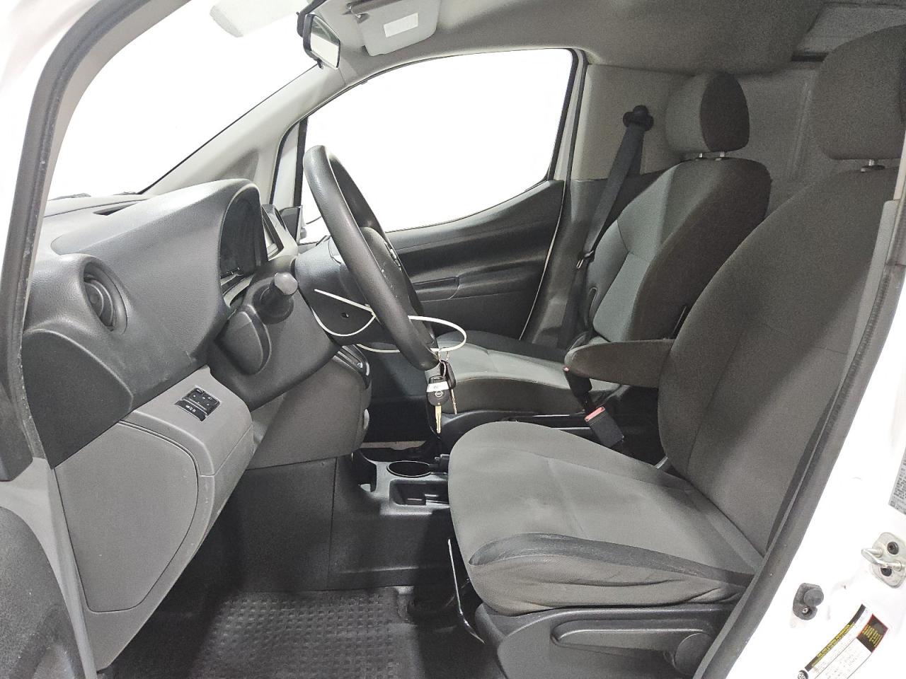 Nissan Nv 2.5s Image 5