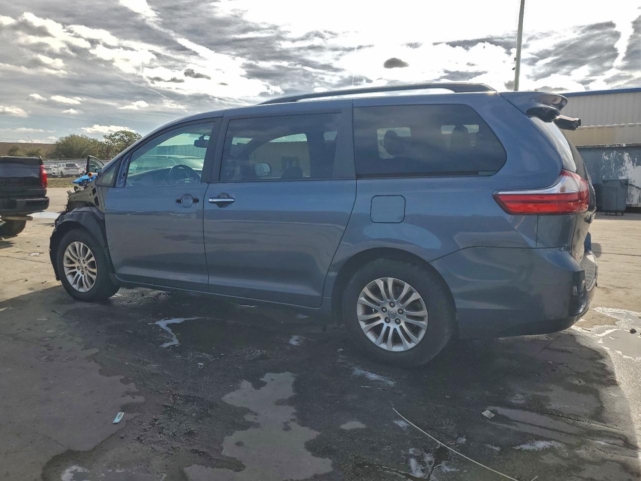 Toyota Sienna Xle Image 2