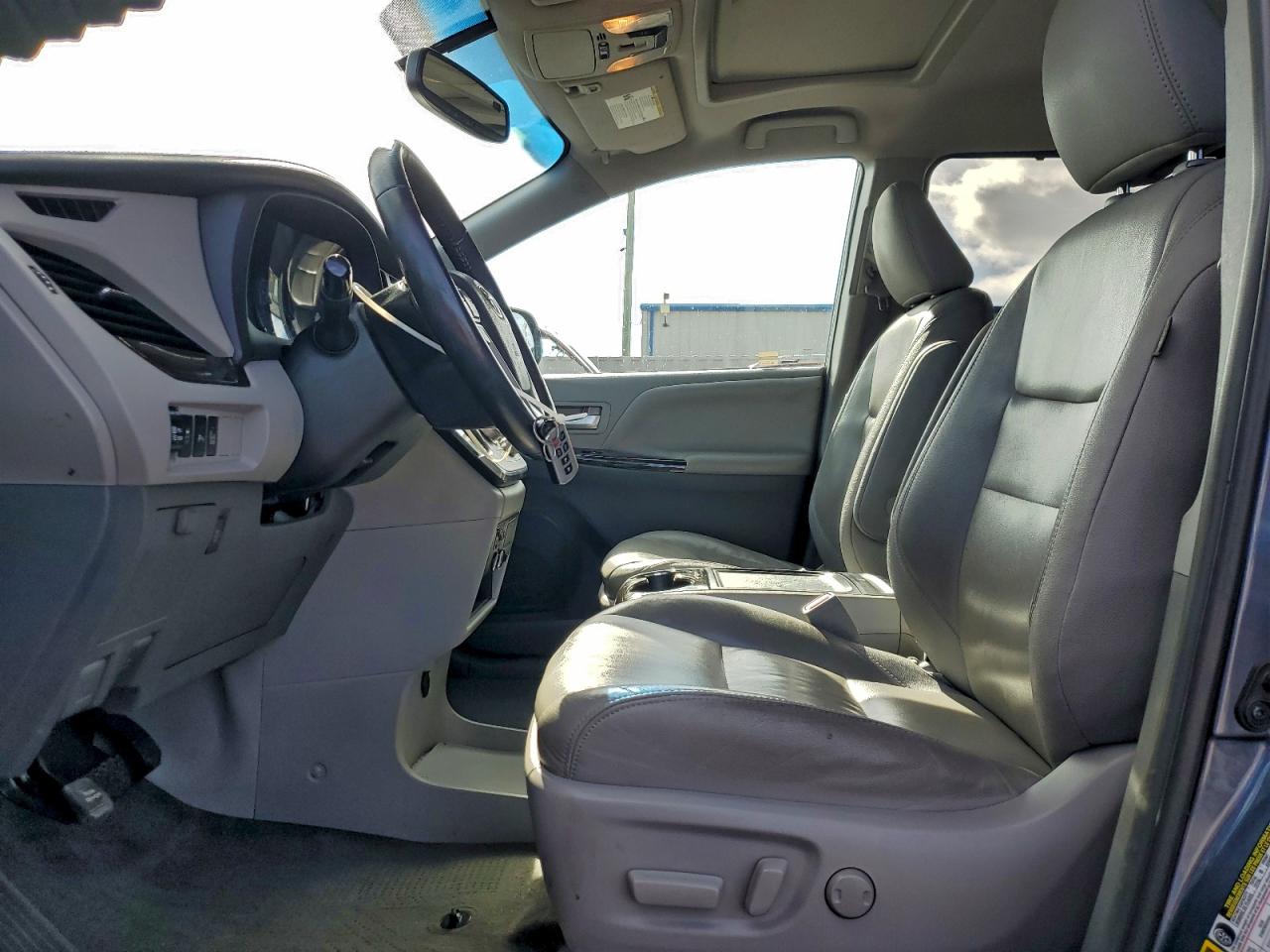 Toyota Sienna Xle Image 6
