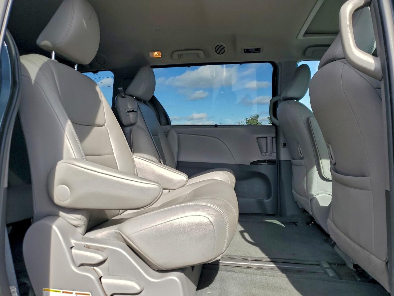 Toyota Sienna Xle Image 10