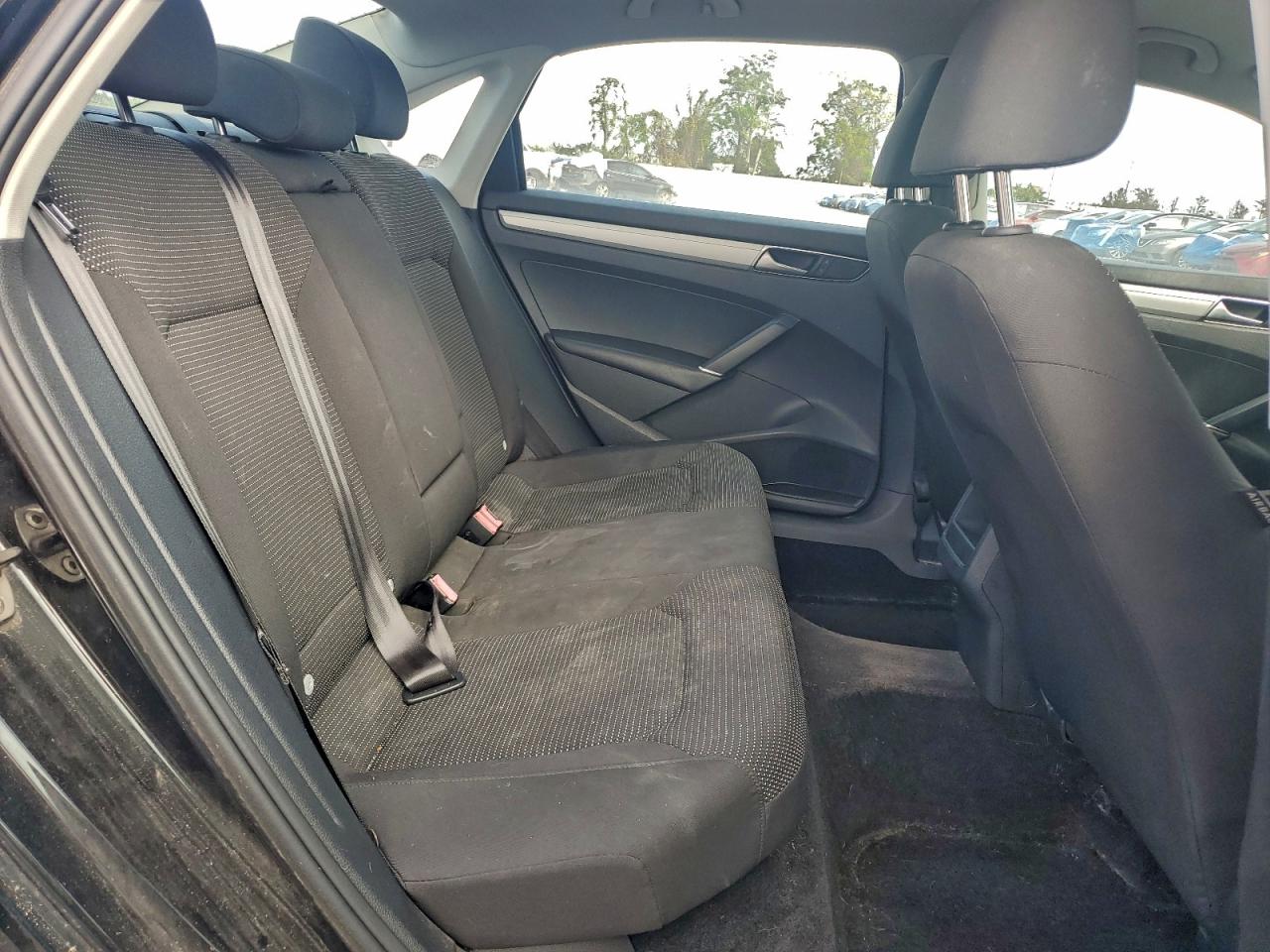 Volkswagen Passat S Image 2