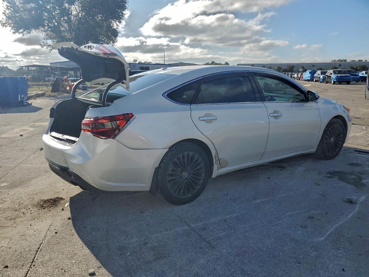 Toyota Avalon Xle Image 3