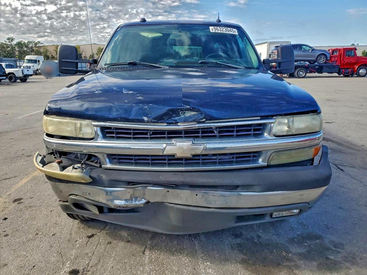 Chevrolet Suburban C1500 Image 2