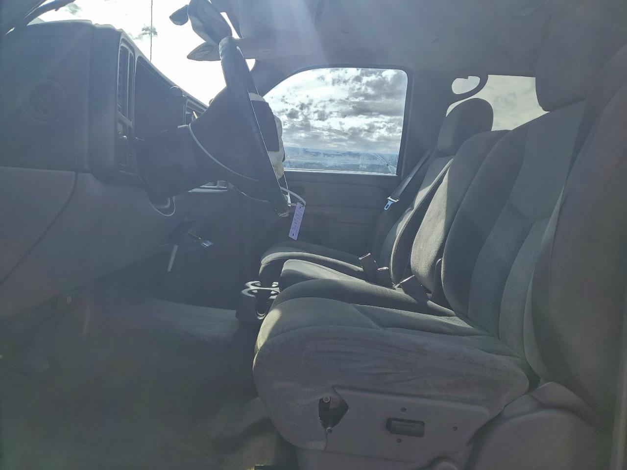 Chevrolet Suburban C1500 Image 6