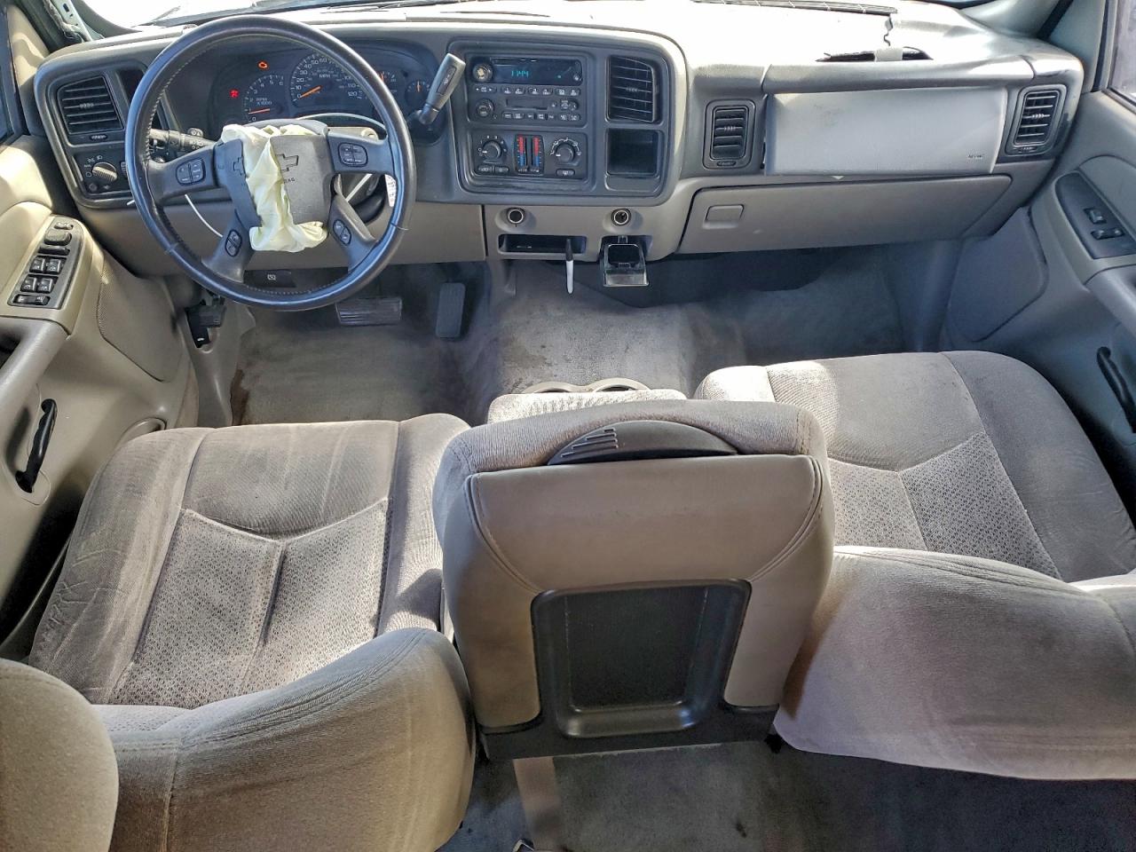 Chevrolet Suburban C1500 Image 3