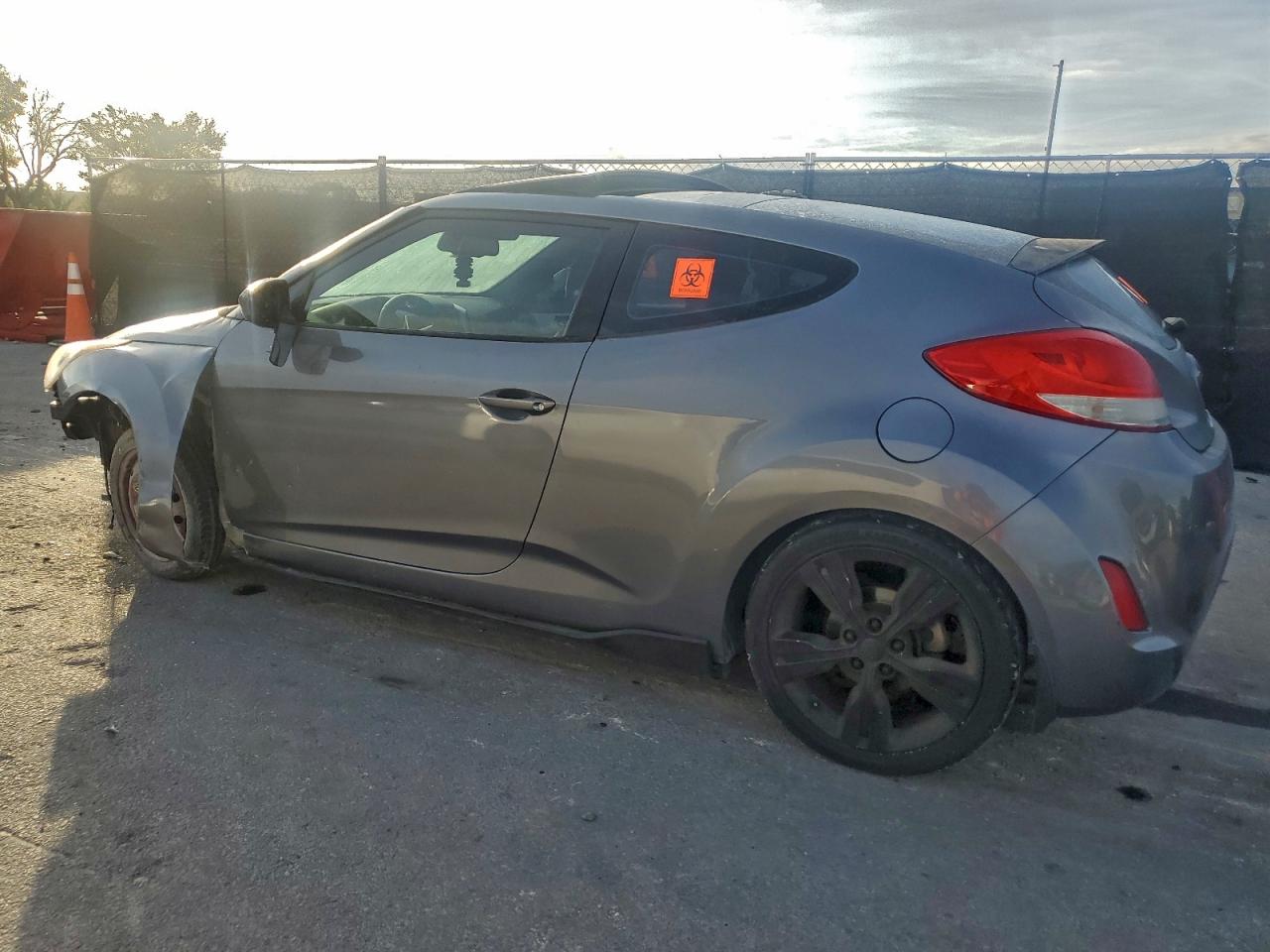Hyundai VELOSTER Image 2