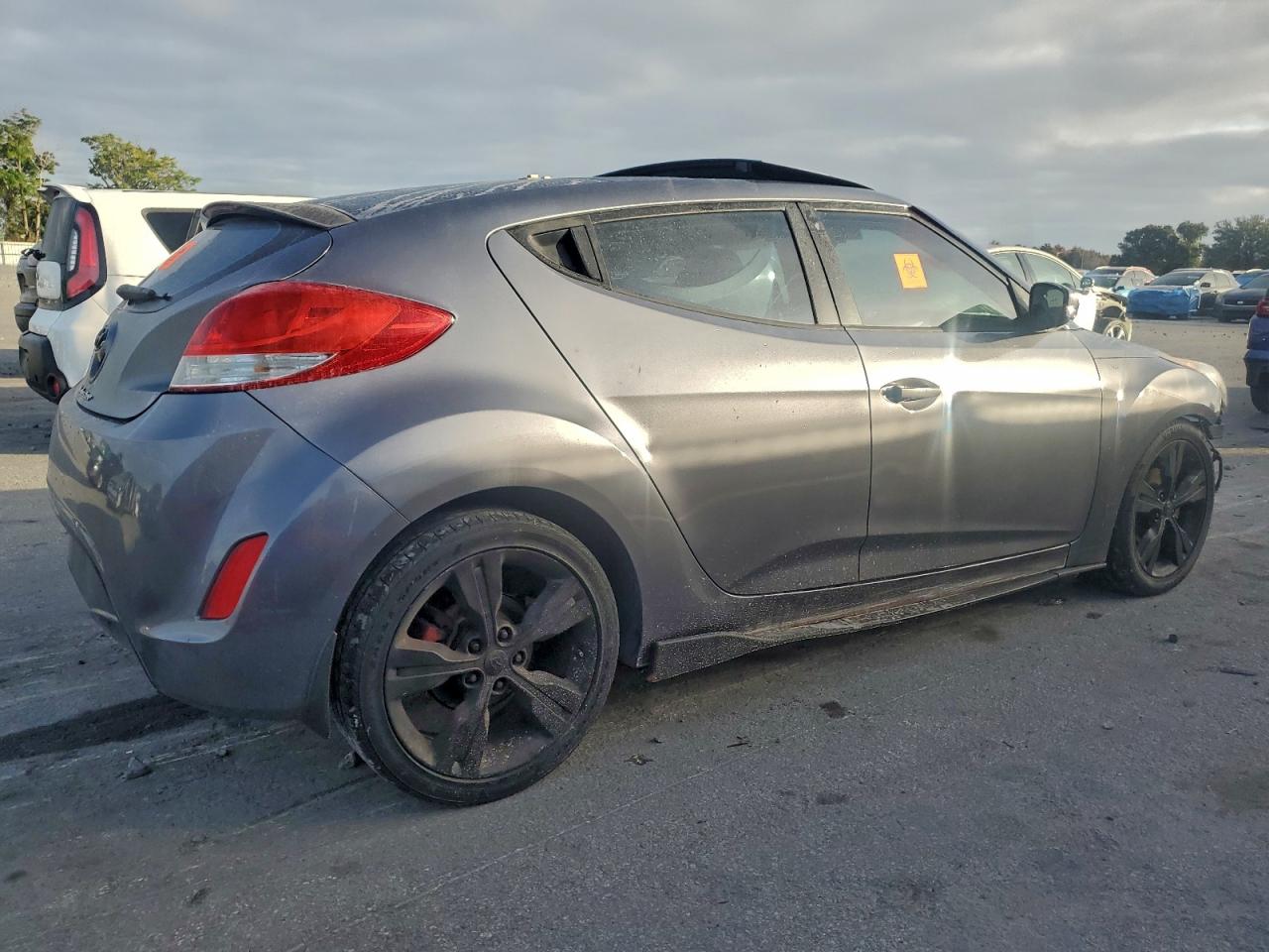 Hyundai VELOSTER Image 8