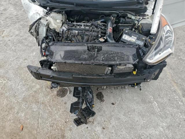 Hyundai VELOSTER Turbo Image 12