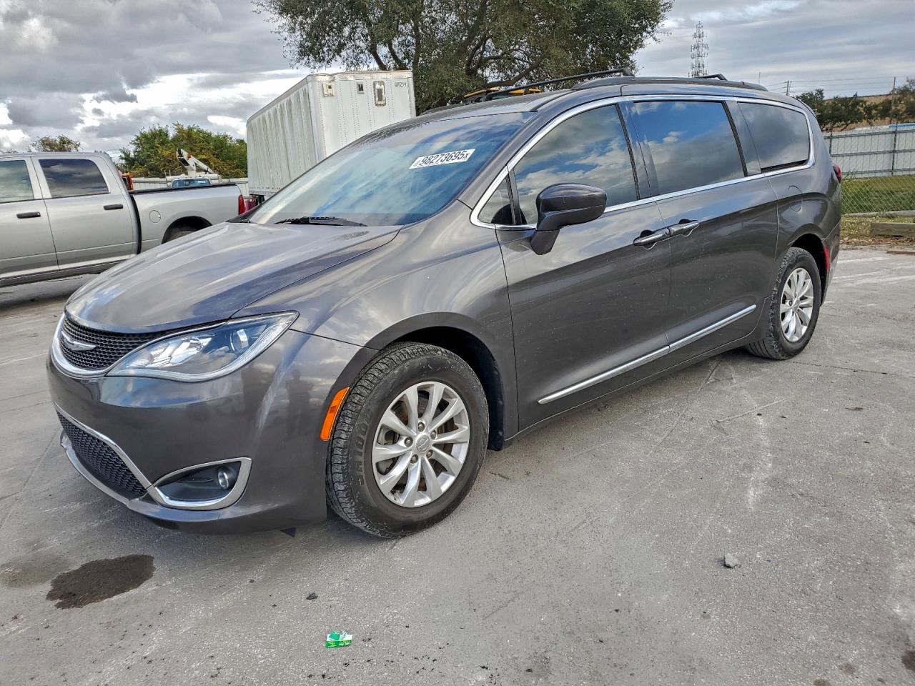 Chrysler Pacifica Touring L Image 1