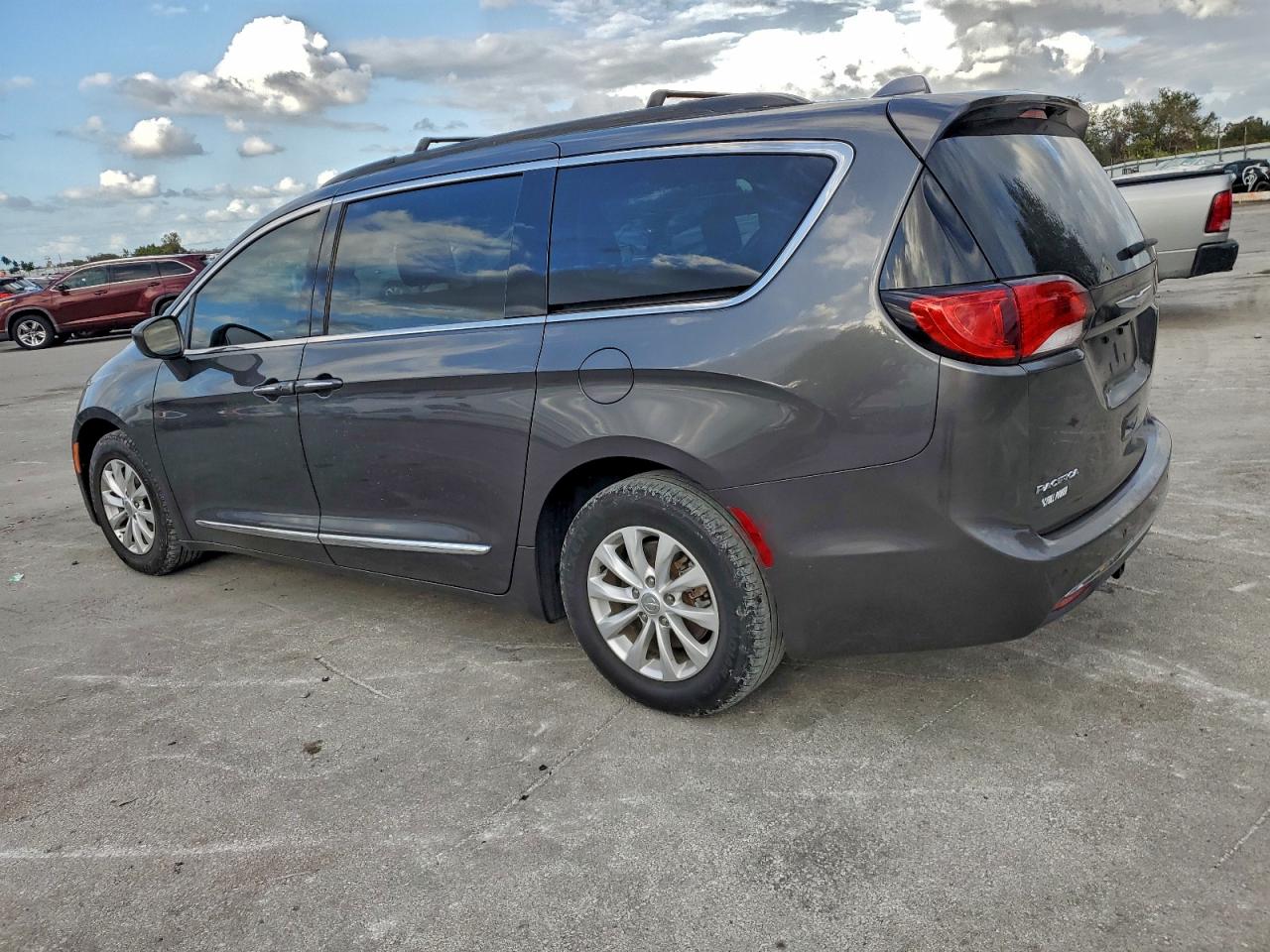 Chrysler Pacifica Touring L Image 4