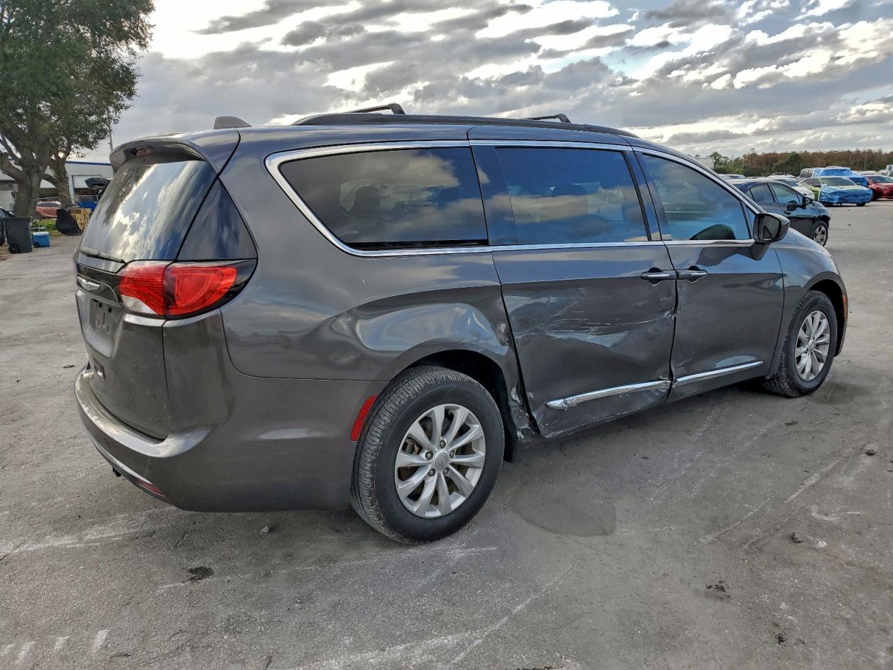 Chrysler Pacifica Touring L Image 5