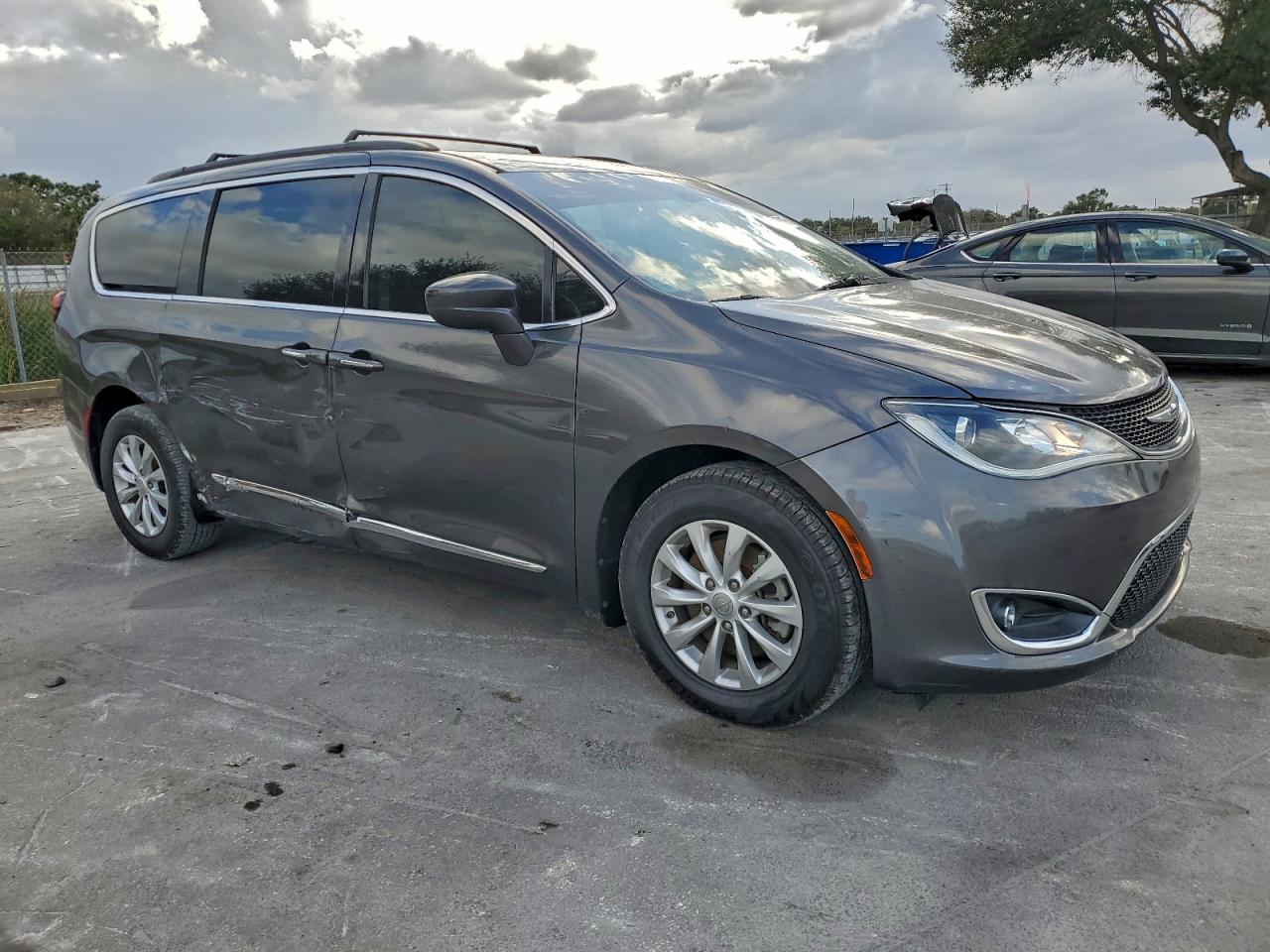 Chrysler Pacifica Touring L Image 6