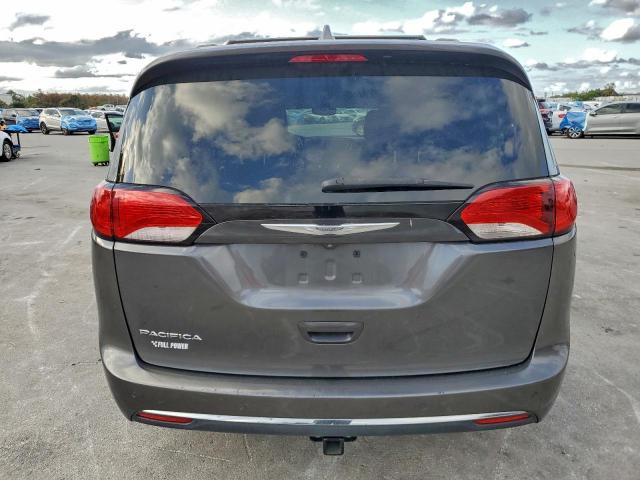 Chrysler Pacifica Touring L Image 2