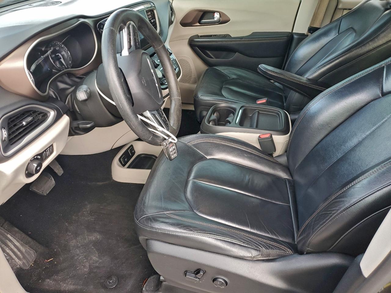 Chrysler Pacifica Touring L Image 3