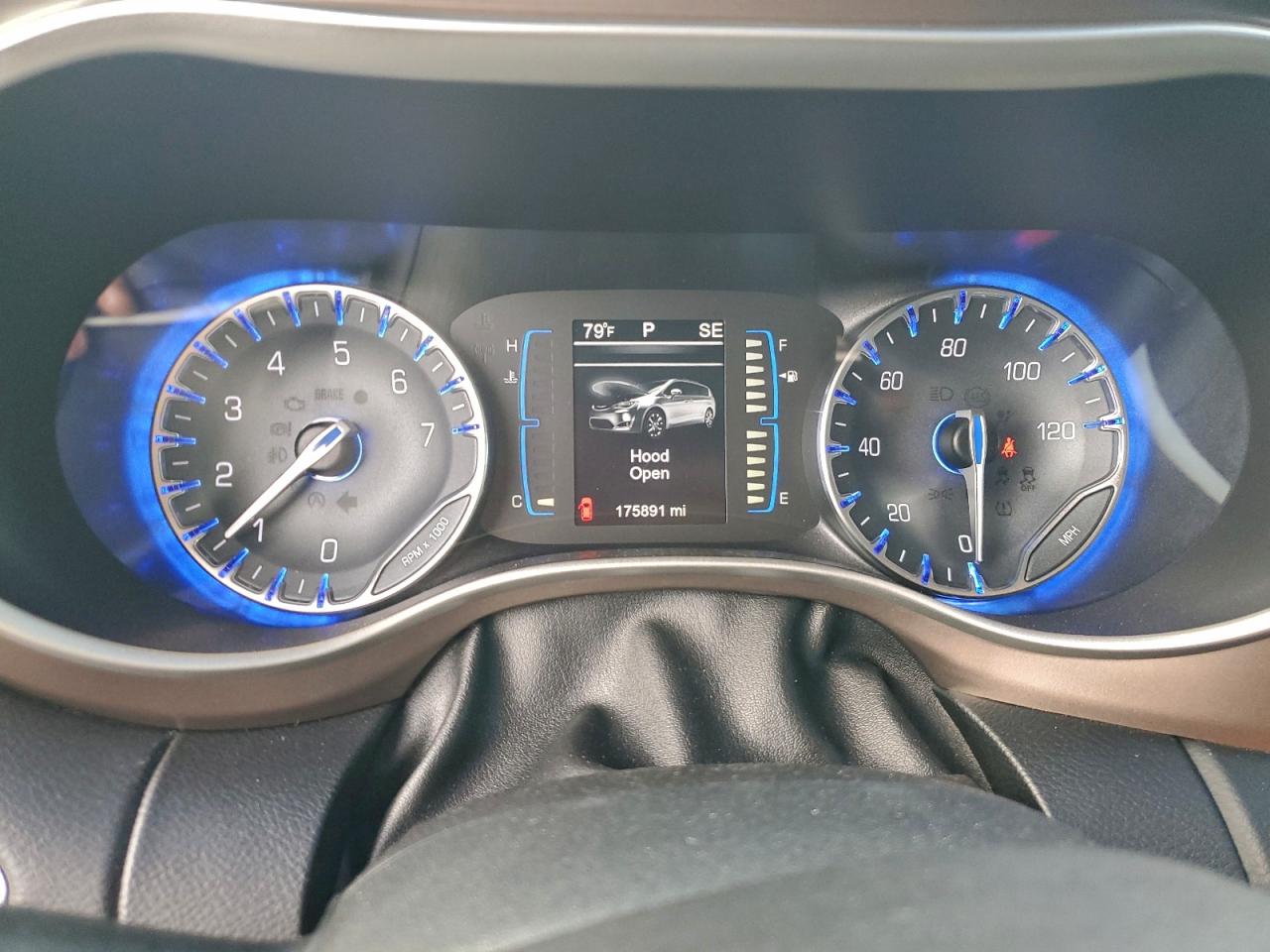 Chrysler Pacifica Touring L Image 8