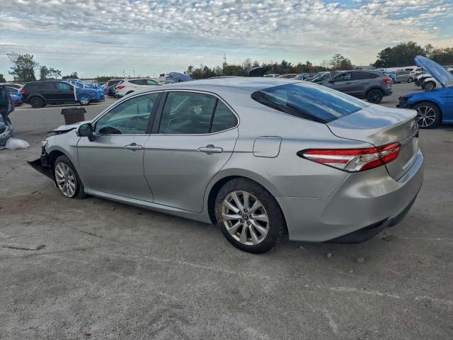 Toyota Camry L Image 3