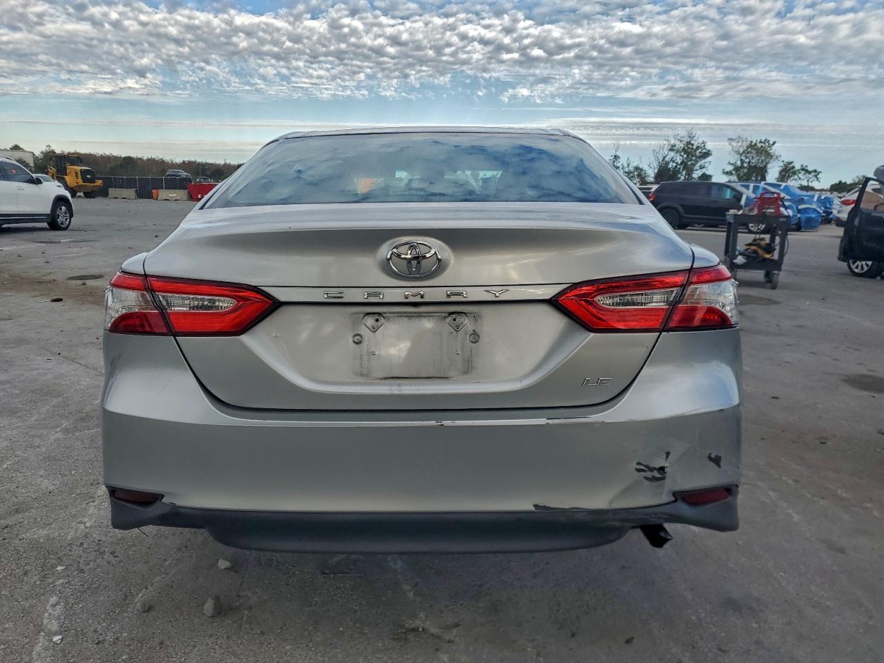 Toyota Camry L Image 11