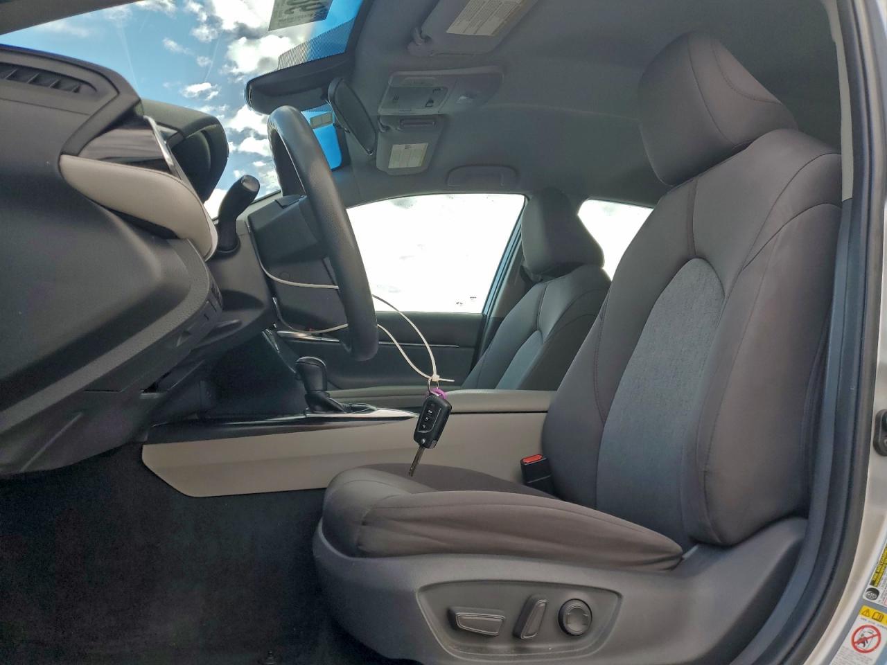 Toyota Camry L Image 12