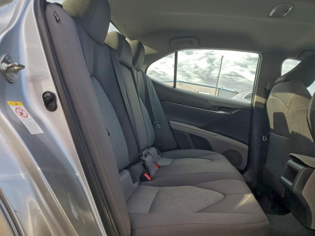 Toyota Camry L Image 10