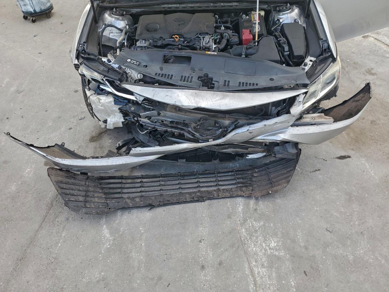 Toyota Camry L Image 8