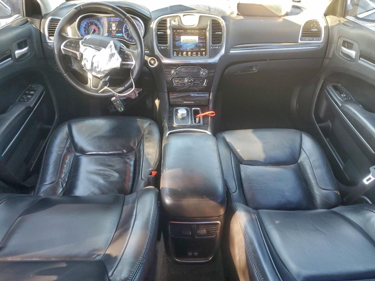 Chrysler 300 Limited Image 12