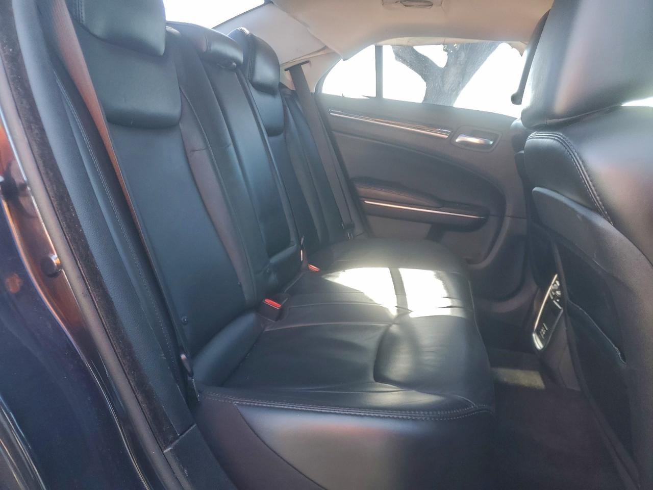 Chrysler 300 Limited Image 9